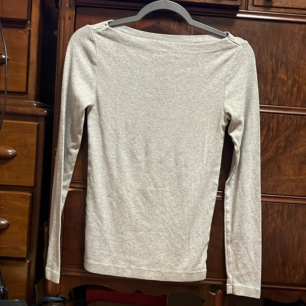 Boatneck tee in gray.